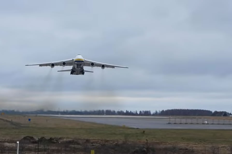Український літак Ан-124 доставляє польских військових на навчання