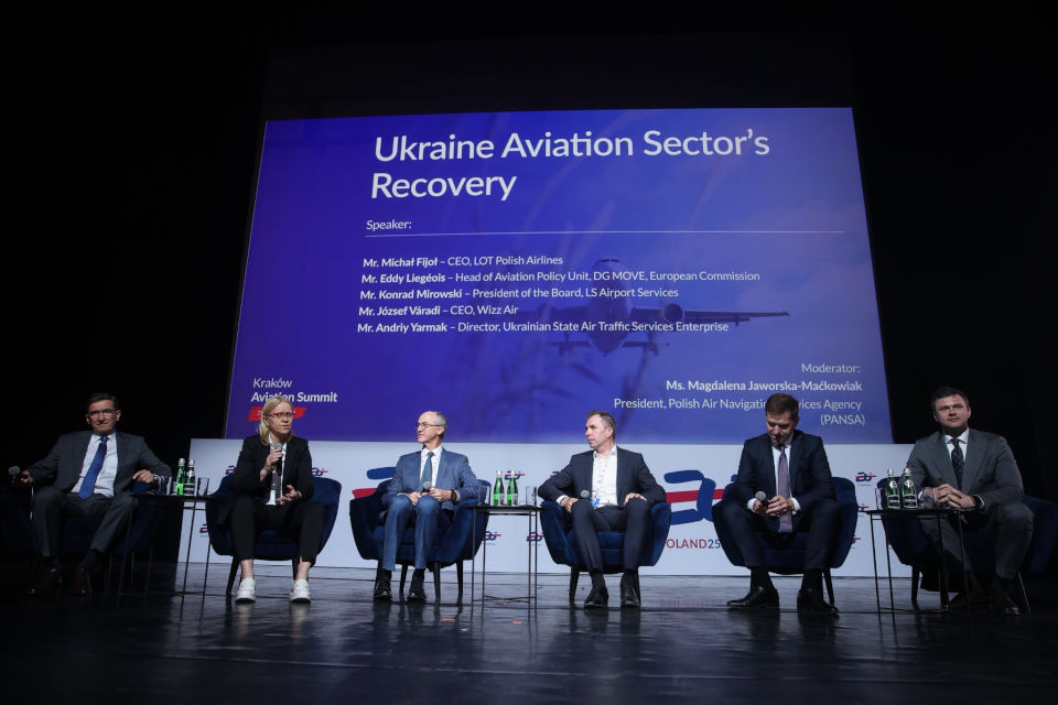 Україна представила стратегію відкриття неба на авіаційному саміті в Кракові