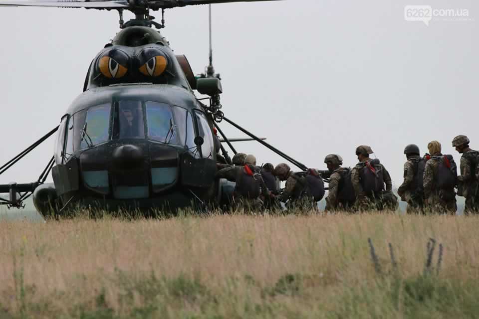 81 бригада продолжает парашютную подготовку в зоне ООС