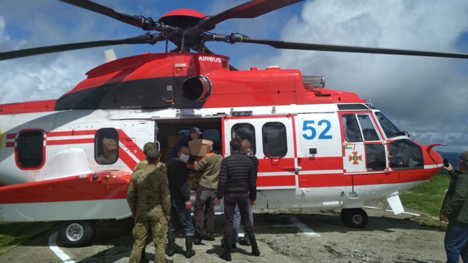 Спасатели доставили вертолетом продукты в пострадавший район