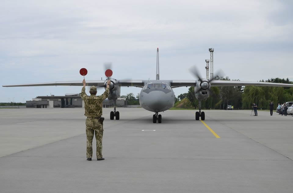 Военно-транспортный самолет Ан-24 Воздушных Сил доставил на родину моряков из ливийской тюрьмы