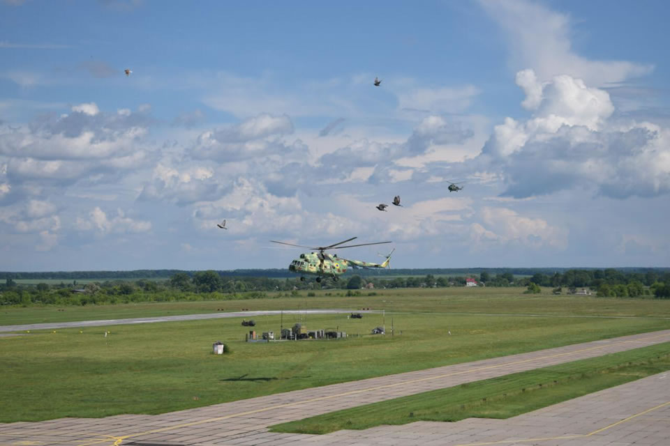 Курсанты активно овладевают Ми-8