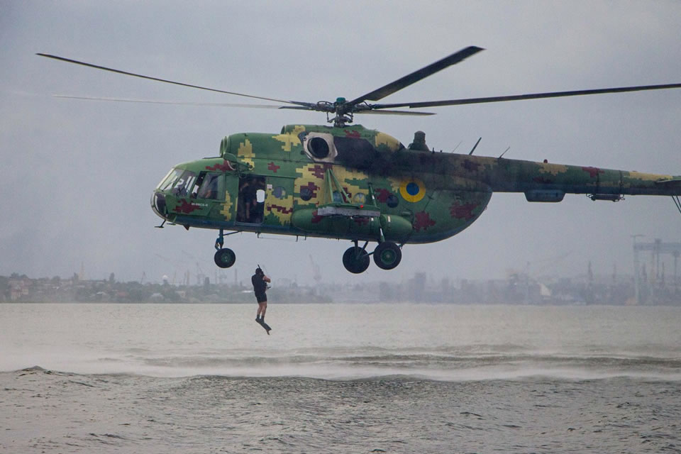 Морские авиаторы тренируются днем и ночью