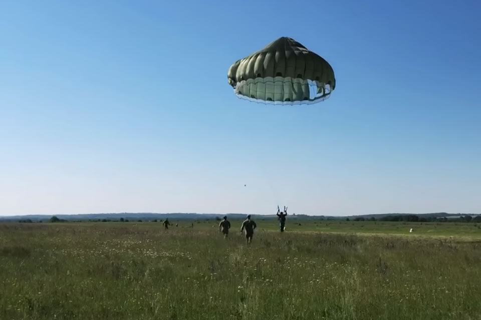 В 456 бригаде выполнялись прыжки с парашютом с Ми-8