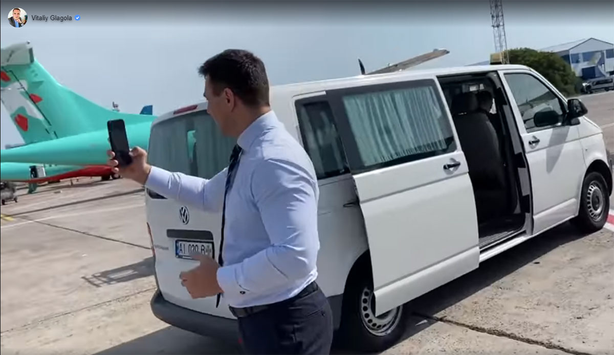 Пассажиры рейса Киев - Ужгород ждали завершения видеосъемки нардепом Тищенко