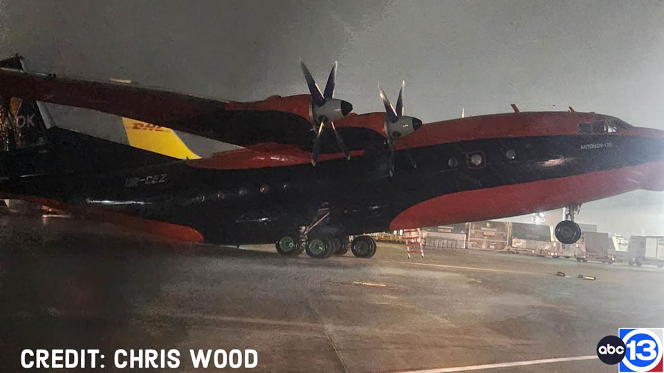 Ураган пошкодив український Ан-12 в Х'юстоні