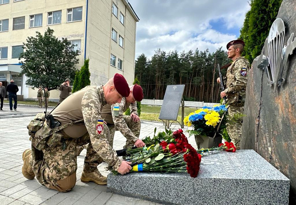 На Дніпропетровщині воїни-десантники вшанували загиблих у збитому літаку Іл-76 побратимів