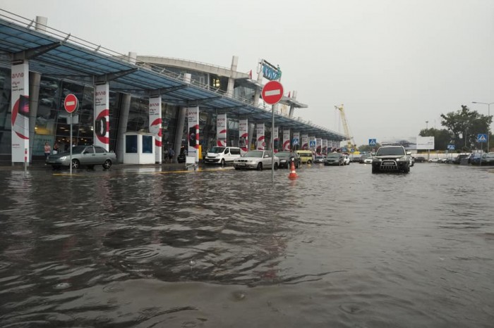 Площадь перед терминалами аэропорта Киев напоминает озеро (фото)
