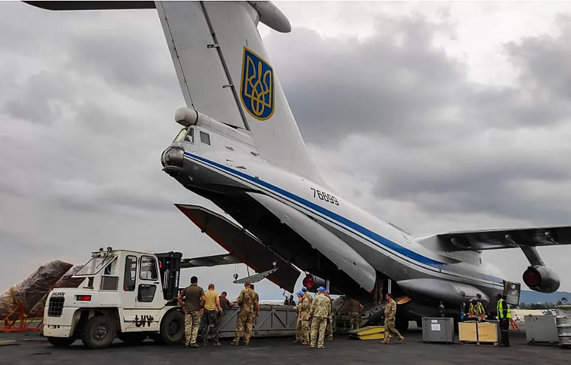 Миротворцы 18 отдельного вертолетного отряда пополнили запасы необходимого имущества