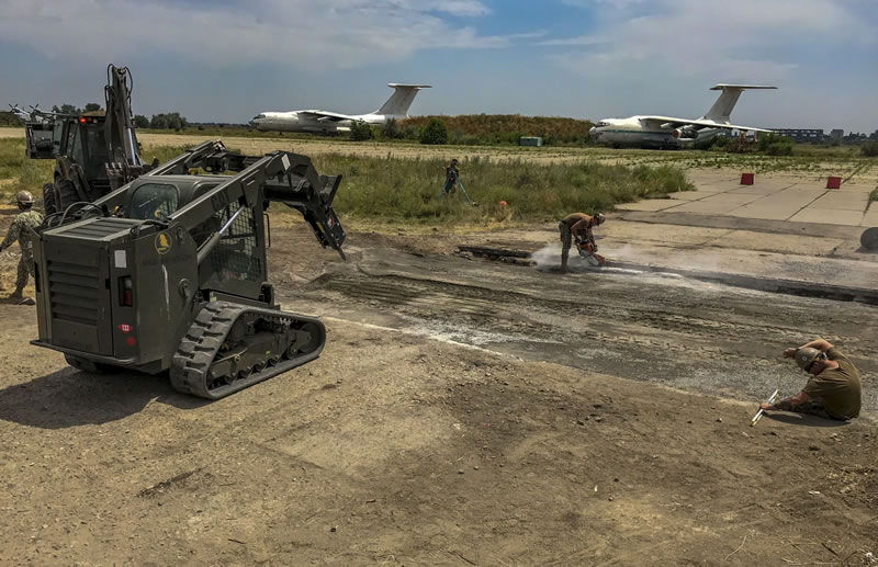 Американские военные помогают восстанавливать аэродром в Николаеве