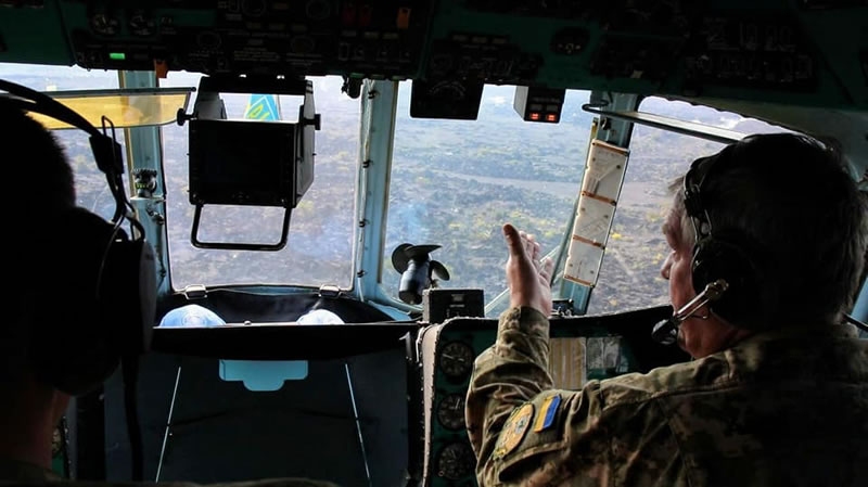 Украинские вертолетчики снова высадили ученых на вулкан
