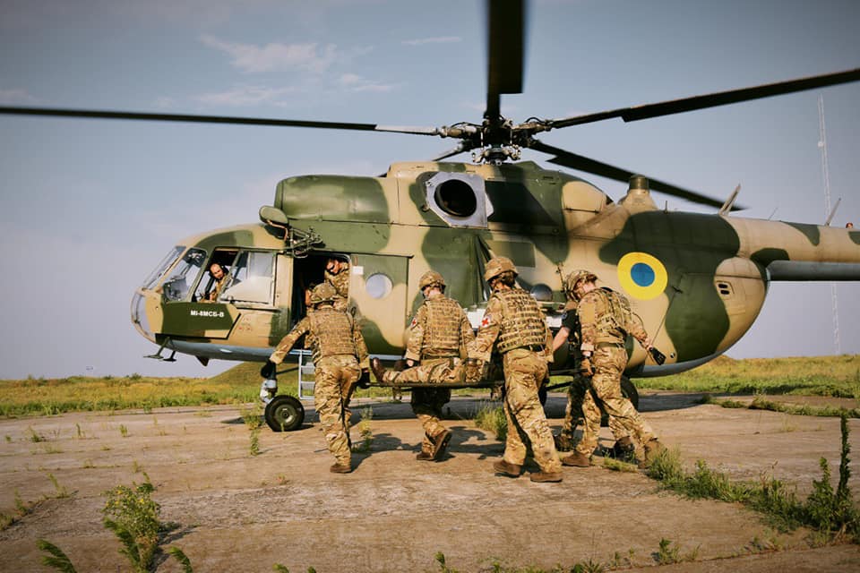 Военные Украины и Британии отработали аэромедицинскую эвакуацию