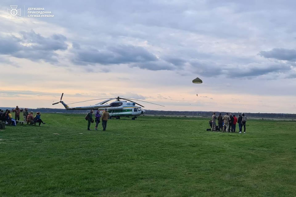 У ДПСУ виконали парашютні стрибки