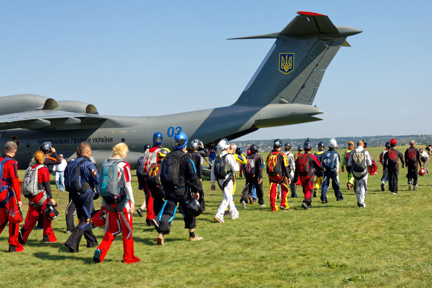 Под Харьковом парашютисты готовятся установить национальный рекорд