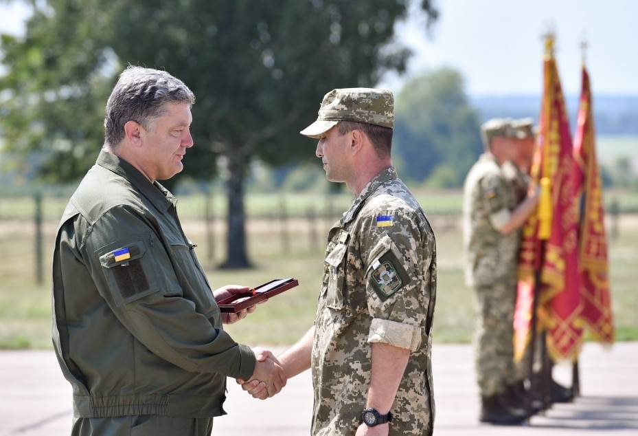 По случаю Дня Воздушных Сил Президент наградил военных летчиков