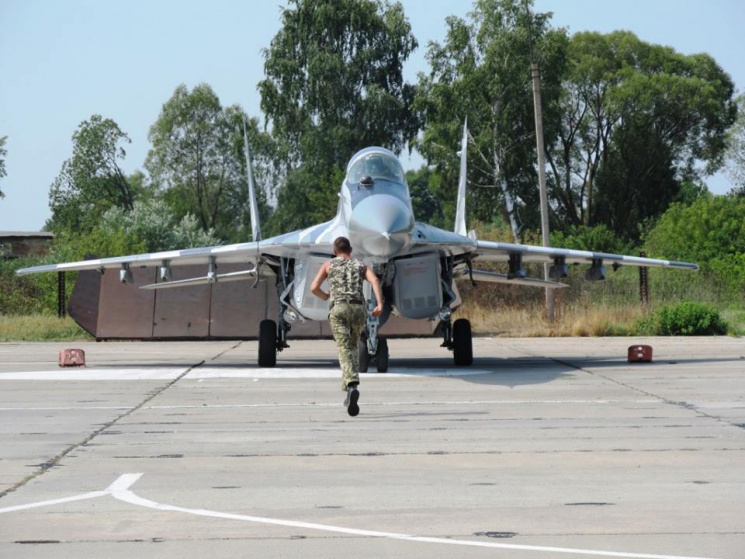 На Староконстантиновском аэродроме военная авиация ищет слабые места ПВО