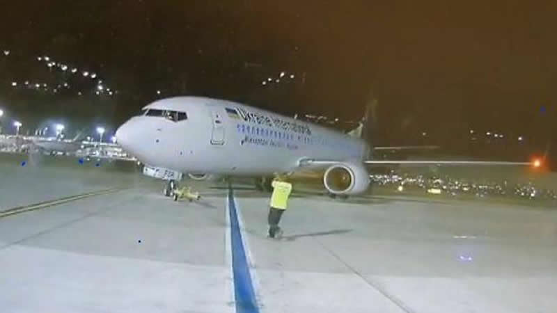 Самолет МАУ отцепился от буксира в аэропорту Бен-Гурионе