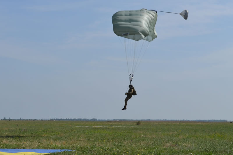 В Украине тестируют американские парашюты