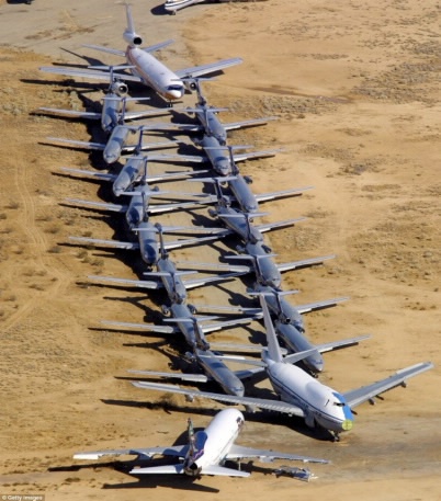 На фото: самолеты на американском авиакладбище 
