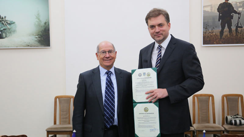 Советник США вручил Загороднюку сертификаты на ремонт «Ми»