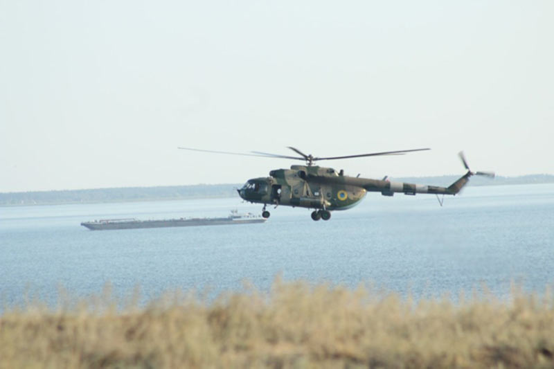 Экипажи вертолетов Ми-8 провели тренировку над водной поверхностью