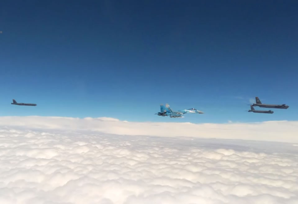 Истребители Воздушных Сил сопровождали B-52 над Украиной
