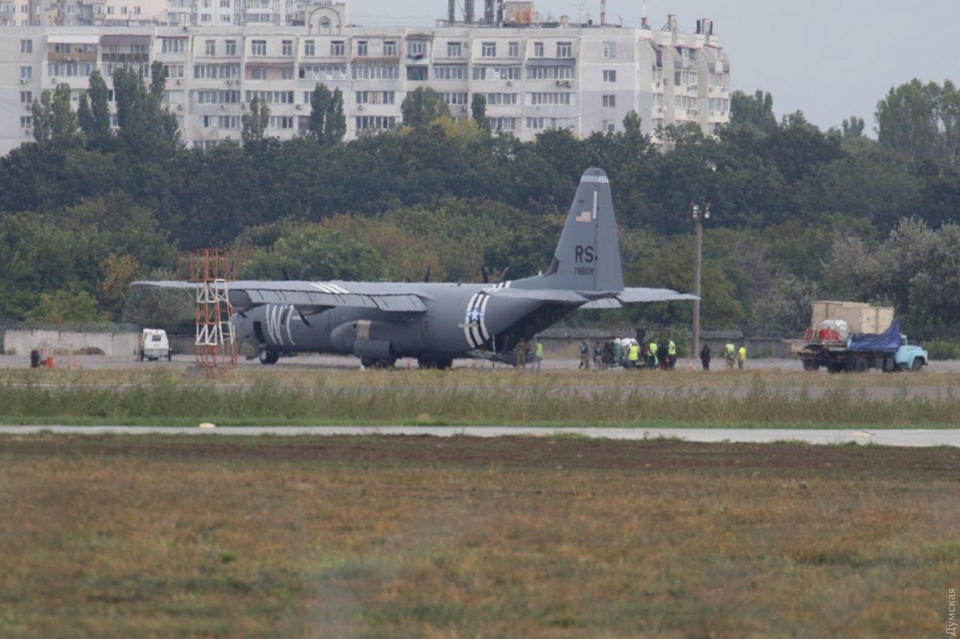 В Одессе совершил аварийную посадку американский военно-транспортный самолет 