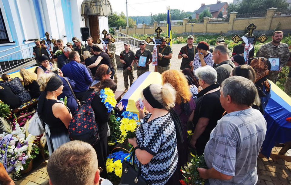 На Полтавщині прощаються із військовими, які загинули під час падіння двох Мі-8 на Донеччині