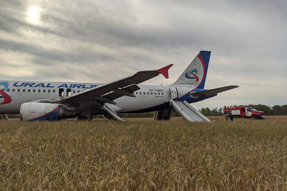 У Росії пасажирський літак приземлився у полі