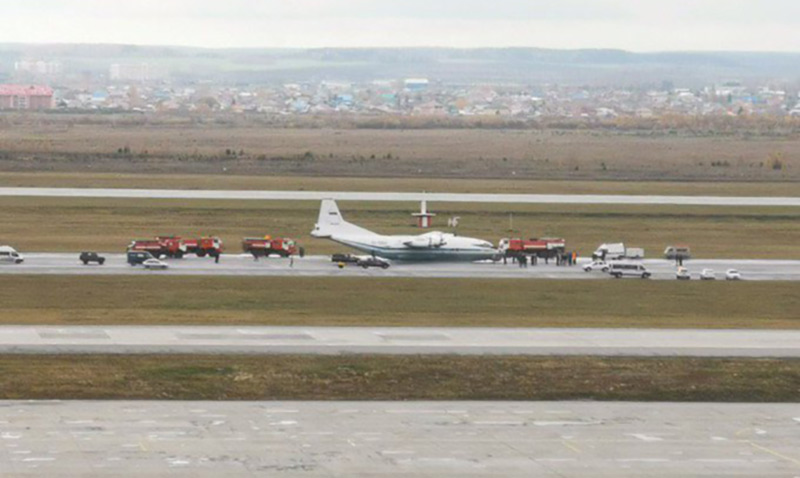 В России Ан-12 аварийно сел «на брюхо»