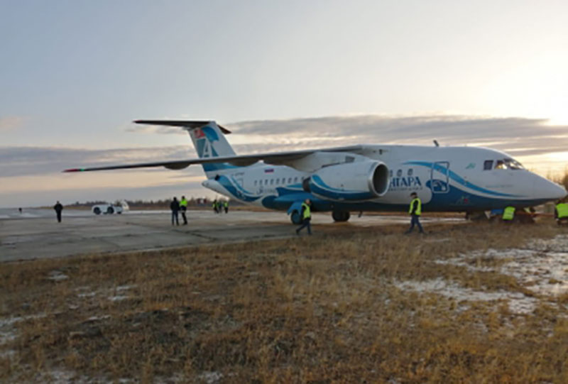 В Якутии самолет Ан-148 выкатился за пределы ВПП