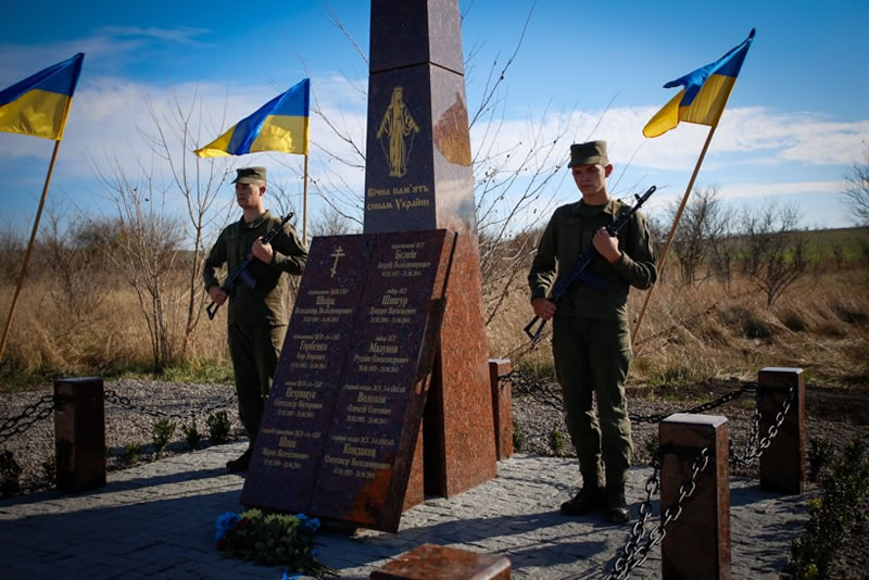 На месте падения Ми-8 под Славянском открыт мемориал