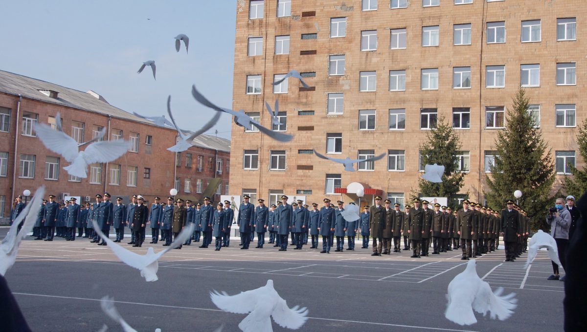 В Харькове состоялся выпуск лейтенантов летного факультета