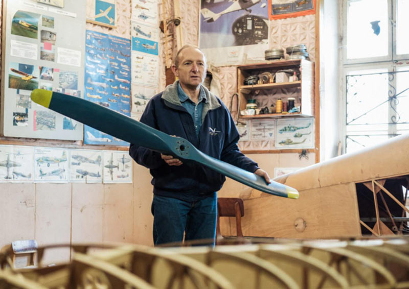 Буковинский умелец завершает работу над деревянным бипланом