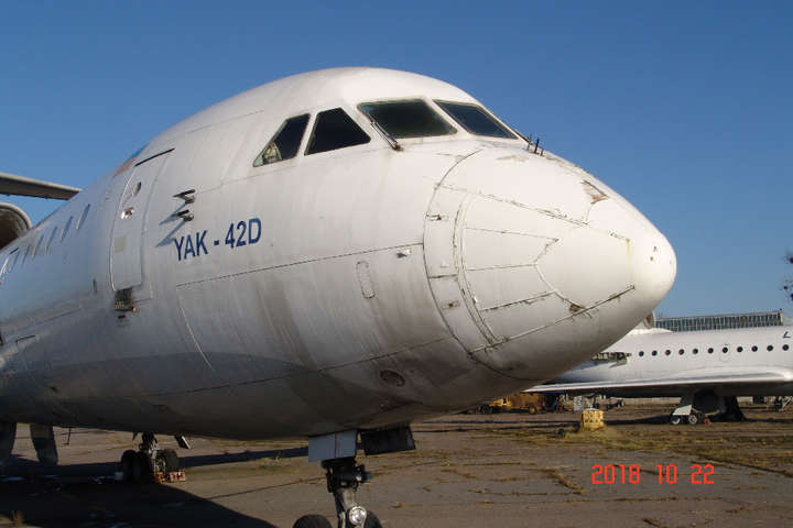 «Львовские авиалинии» за долги продают самолет