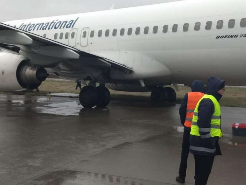 В аэропорту Львов самолет выкатился за пределы ВПП
