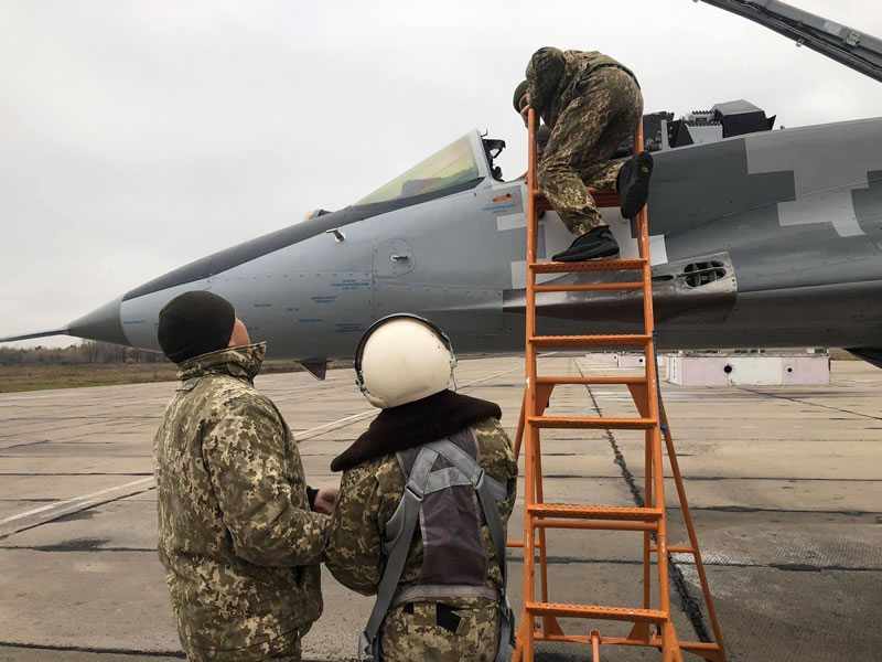 Военные летчики совершенствуют свое мастерство в сложных метеоусловиях днем и ночью.