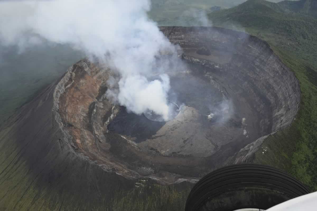Украинские вертолетчики высадили ученых в кратер вулкана Ньямлагира
