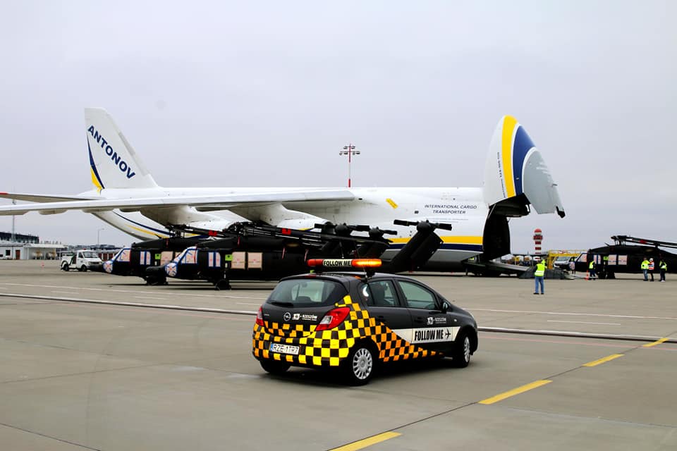 Погрузка в аэропорту Ясенка, Жешув, Польша. Фото Alicja Kacprzak