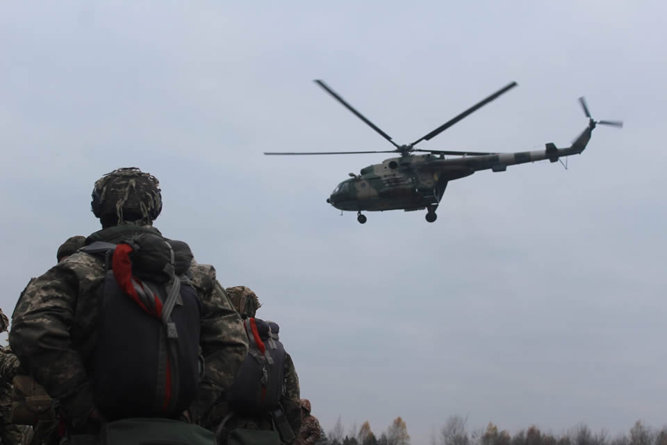 На Житомирщине десантники выполняют прыжки с парашютом