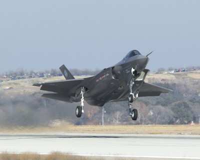 F-35 завершил первый полет