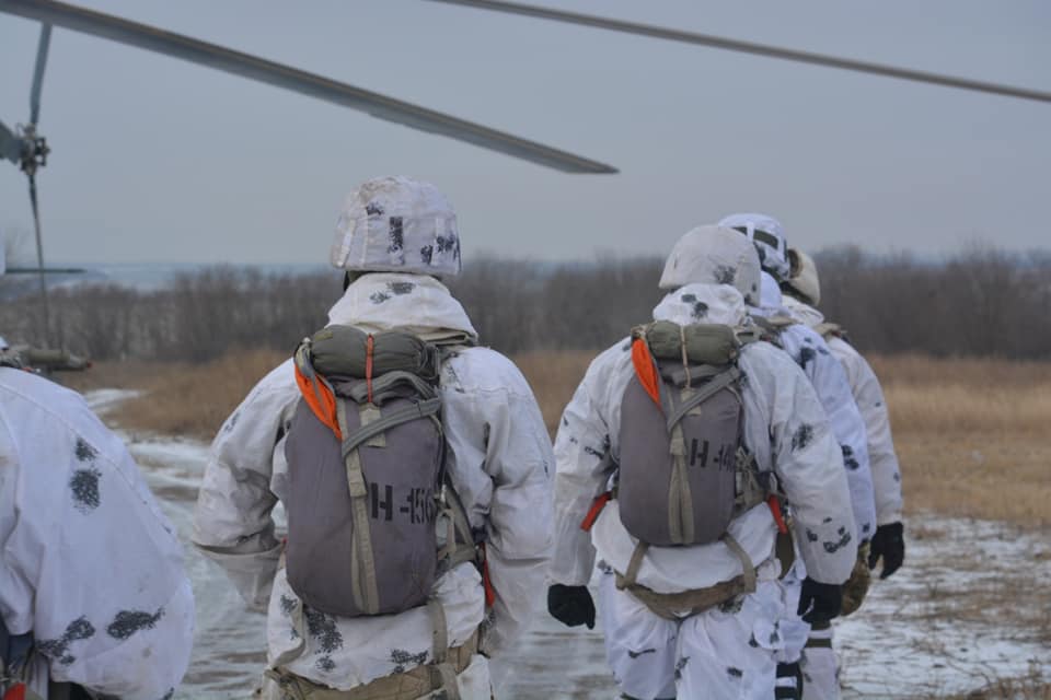 Десантники 81 бригады выполняют прыжки с парашютом