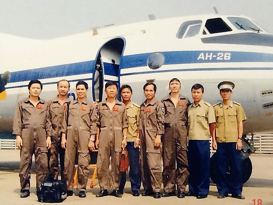 Экипаж Ан-26 после морского полета. Капитан Нгуен Ань Сон - третий справа
