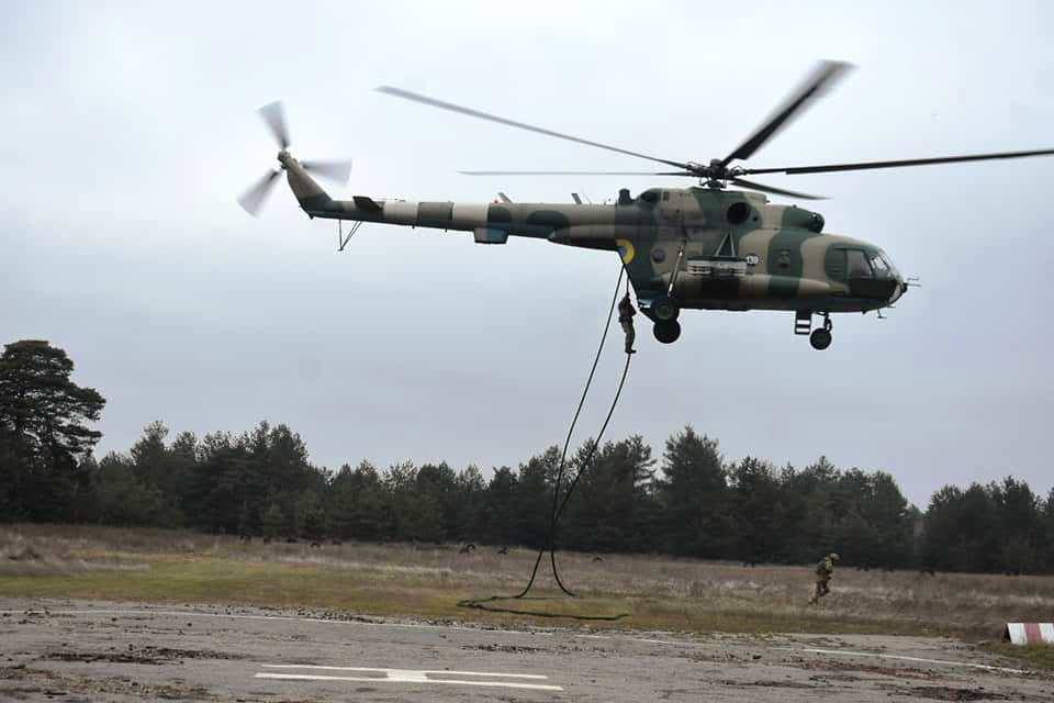 Днепровские десантники отработали беспарашютное десантирования с помощью специального оборудования