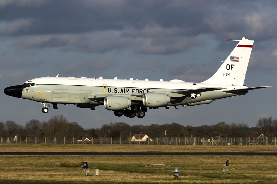 Американский самолет-разведчик RC-135W провел разведку над Украиной