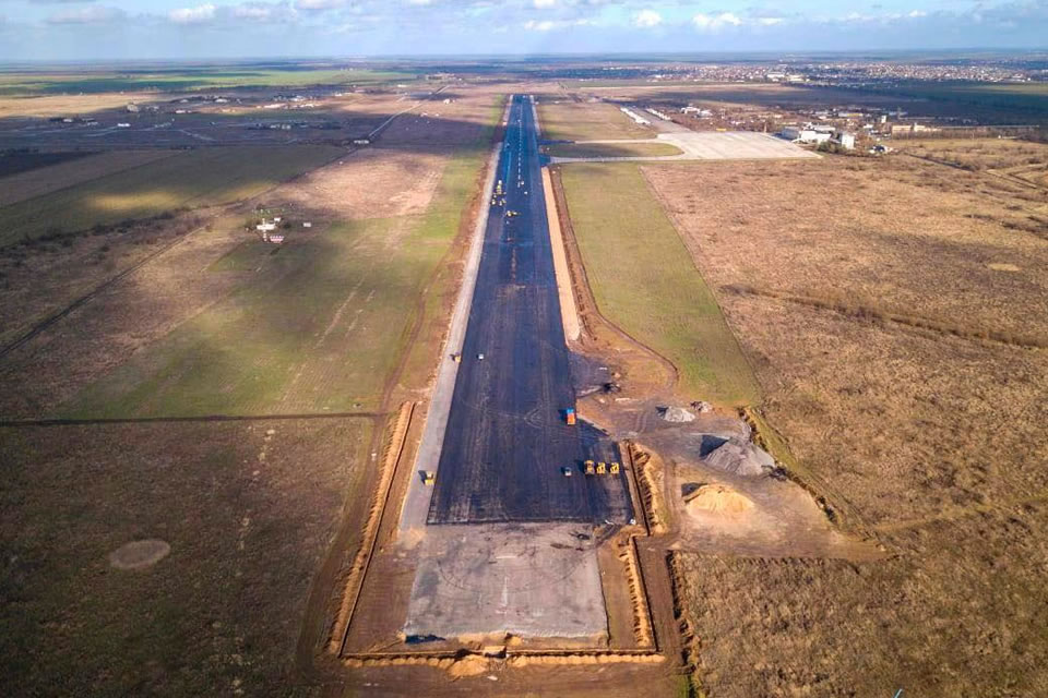 В Херсоне начали нанесение разметки на реконструированную полосу аэропорта