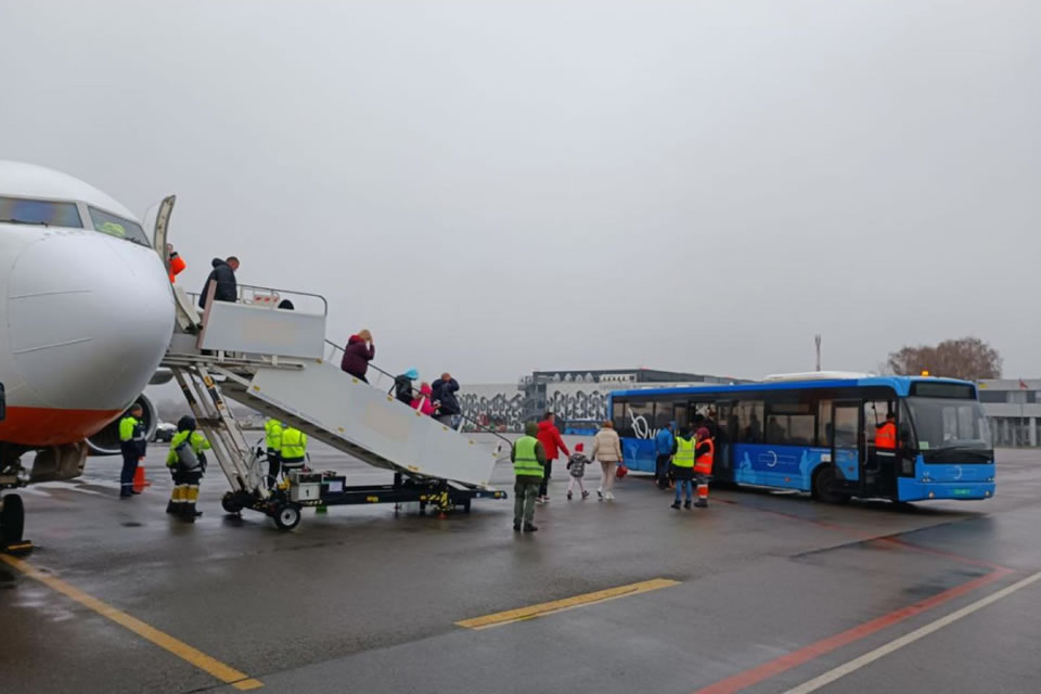 Новые перронные автобусы начали работать в Международном аэропорту 